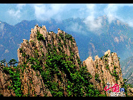 Der Mount Huang, auch bekannt unter dem Namen Huangshan, ist ein Gebirgszug im Süden der ostchinesischen Provinz Anhui. Das Gebiet ist weit bekannt für seine Landschaften, Sonnenuntergänge, außergewöhnlich geformten Granitfelsen, die Huangshan-Kiefernbäume und den Blick auf endlose Wolkenmeere.