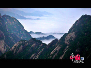 Der Mount Huang, auch bekannt unter dem Namen Huangshan, ist ein Gebirgszug im Süden der ostchinesischen Provinz Anhui. Das Gebiet ist weit bekannt für seine Landschaften, Sonnenuntergänge, außergewöhnlich geformten Granitfelsen, die Huangshan-Kiefernbäume und den Blick auf endlose Wolkenmeere.