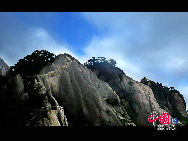 Der Mount Huang, auch bekannt unter dem Namen Huangshan, ist ein Gebirgszug im Süden der ostchinesischen Provinz Anhui. Das Gebiet ist weit bekannt für seine Landschaften, Sonnenuntergänge, außergewöhnlich geformten Granitfelsen, die Huangshan-Kiefernbäume und den Blick auf endlose Wolkenmeere.