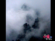 Der Mount Huang, auch bekannt unter dem Namen Huangshan, ist ein Gebirgszug im Süden der ostchinesischen Provinz Anhui. Das Gebiet ist weit bekannt für seine Landschaften, Sonnenuntergänge, außergewöhnlich geformten Granitfelsen, die Huangshan-Kiefernbäume und den Blick auf endlose Wolkenmeere.