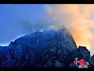 Der Mount Huang, auch bekannt unter dem Namen Huangshan, ist ein Gebirgszug im Süden der ostchinesischen Provinz Anhui. Das Gebiet ist weit bekannt für seine Landschaften, Sonnenuntergänge, außergewöhnlich geformten Granitfelsen, die Huangshan-Kiefernbäume und den Blick auf endlose Wolkenmeere.