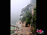 Der Mount Huang, auch bekannt unter dem Namen Huangshan, ist ein Gebirgszug im Süden der ostchinesischen Provinz Anhui. Das Gebiet ist weit bekannt für seine Landschaften, Sonnenuntergänge, außergewöhnlich geformten Granitfelsen, die Huangshan-Kiefernbäume und den Blick auf endlose Wolkenmeere.