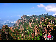 Der Mount Huang, auch bekannt unter dem Namen Huangshan, ist ein Gebirgszug im Süden der ostchinesischen Provinz Anhui. Das Gebiet ist weit bekannt für seine Landschaften, Sonnenuntergänge, außergewöhnlich geformten Granitfelsen, die Huangshan-Kiefernbäume und den Blick auf endlose Wolkenmeere.