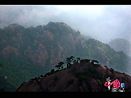 Der Mount Huang, auch bekannt unter dem Namen Huangshan, ist ein Gebirgszug im Süden der ostchinesischen Provinz Anhui. Das Gebiet ist weit bekannt für seine Landschaften, Sonnenuntergänge, außergewöhnlich geformten Granitfelsen, die Huangshan-Kiefernbäume und den Blick auf endlose Wolkenmeere.