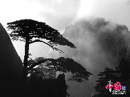 Der Mount Huang, auch bekannt unter dem Namen Huangshan, ist ein Gebirgszug im Süden der ostchinesischen Provinz Anhui. Das Gebiet ist weit bekannt für seine Landschaften, Sonnenuntergänge, außergewöhnlich geformten Granitfelsen, die Huangshan-Kiefernbäume und den Blick auf endlose Wolkenmeere.