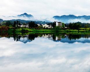 Wuyuan, bekannt als schönste ländliche Gegend in China, ist Heimat von rund 50 alten Dörfern. Wuyuan liegt im Zentrum des 'goldenen Dreiecks', das vom Gelben Berg in der Provinz Anhui, dem Mount Lushan und Jingdezhen, Chinas Porzellanstadt, in der Provinz Jiangxi gebildet wird. [Foto von Chen Yan]