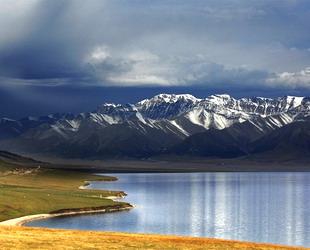 Der Sailimu-See in der autonomen Präfektur Boertala im Uigurischen Autonomen Gebiet Xinjiang erstreckt sich auf eine Fläche von rund 460 Quadratkilometern. Mit 2.073 Metern Höhe ist er der höchstgelegene Gebirgssee in Xinjiang.