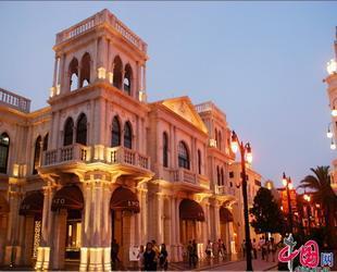 Macau ist mit Hong Kong eine der beiden Sonderverwaltungszonen in China. Macau liegt an der Westseite des Perlflussdeltas und grenzt im Norden an die Provinz Guangdong an beziehungsweise liegt im Osten und Süden am Südchinesischen Meer.