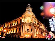Macau, auch Macao, ist mit Hong Kong eine der beiden Sonderverwaltungszonen in China. Macau liegt an der Westseite des Perlflussdeltas und grenzt im Norden an die Provinz Guangdong an beziehungsweise liegt im Osten und Süden am Südchinesischen Meer. 