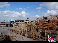 Macau, auch Macao, ist mit Hong Kong eine der beiden Sonderverwaltungszonen in China. Macau liegt an der Westseite des Perlflussdeltas und grenzt im Norden an die Provinz Guangdong an beziehungsweise liegt im Osten und Süden am Südchinesischen Meer. 