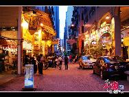Macau, auch Macao, ist mit Hong Kong eine der beiden Sonderverwaltungszonen in China. Macau liegt an der Westseite des Perlflussdeltas und grenzt im Norden an die Provinz Guangdong an beziehungsweise liegt im Osten und Süden am Südchinesischen Meer. 
