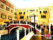 Macau, auch Macao, ist mit Hong Kong eine der beiden Sonderverwaltungszonen in China. Macau liegt an der Westseite des Perlflussdeltas und grenzt im Norden an die Provinz Guangdong an beziehungsweise liegt im Osten und Süden am Südchinesischen Meer. 