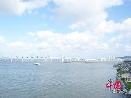 Macau, auch Macao, ist mit Hong Kong eine der beiden Sonderverwaltungszonen in China. Macau liegt an der Westseite des Perlflussdeltas und grenzt im Norden an die Provinz Guangdong an beziehungsweise liegt im Osten und Süden am Südchinesischen Meer. 