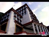Macau, auch Macao, ist mit Hong Kong eine der beiden Sonderverwaltungszonen in China. Macau liegt an der Westseite des Perlflussdeltas und grenzt im Norden an die Provinz Guangdong an beziehungsweise liegt im Osten und Süden am Südchinesischen Meer. 