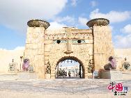 Macau, auch Macao, ist mit Hong Kong eine der beiden Sonderverwaltungszonen in China. Macau liegt an der Westseite des Perlflussdeltas und grenzt im Norden an die Provinz Guangdong an beziehungsweise liegt im Osten und Süden am Südchinesischen Meer. 