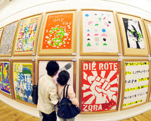 Insgesamt werden 178 Posterwerke während der 4. chinesischen internationalen Poster-Biennale, die am 26. Oktober 2009 eröffnet worden ist, in der Galerie der China Academy of Art in Hangzhou gezeigt.