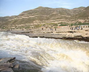 Stromaufwärts des Hukou-Wasserfalls fließen die ruhigen Gewässer des Gelben Flusses durch die Huangtu, die 'Gelbe Erde', östlich von Yan'an in der Provinz Shaanxi.