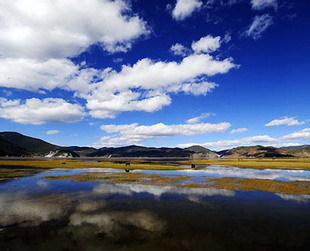 Die Seen- und Gebirgslandschaft in der Nähe des mystischen Orts Shangri-La in der südchinesischen Provinz Yunnan ist im Herbst so faszinierend, dass sie jedermann in ihren Bann zieht.