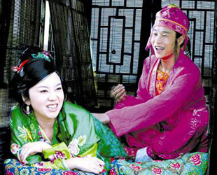 Grelles Pink für die Männer und grelles Grün für die Frauen: Der chinesische Regisseur Zhang Yimou will, dass in seinem jüngsten Film 'Amazing Tales: Three Guns' nur spaßige Kostüme getragen werden.