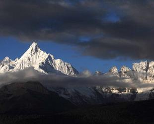 Ein schneebedeckter Gipfel des Meili Schneeberges im Kreis Diqing im tibetischen autonomen Präfektur Deqin in Chinas südwestlicher Provinz Yunnan.