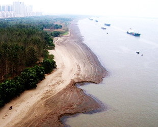 Der Pegelstand des größten Flusses in China erreichte dieses Jahr aufgrund der unzureichenden Wasserzufuhr aus den Hochlagen mit 3,22 Metern den tiefsten Stand seit 30 Jahren.