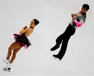 Shen Xue (oben) und Zhao Hongbo aus China während des Kurzprogramms im Eiskunstpaarlauf beim ISU Grand Prix für Eiskunstlauf 2009/2010 in Beijing.
