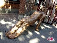 Das Kunstareal 798 liegt an der östlichen Jiuxianqiao Straße an der Dashanzi Ausfahrt des Flughafenzubringers. Es ist das extravaganteste, kreativste Industriegelände in Beijing und zieht viele lokale sowie internationale Touristen und Persönlichkeiten an. [Foto von Zhang Xiaobo] 