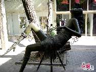 Das Kunstareal 798 liegt an der östlichen Jiuxianqiao Straße an der Dashanzi Ausfahrt des Flughafenzubringers. Es ist das extravaganteste, kreativste Industriegelände in Beijing und zieht viele lokale sowie internationale Touristen und Persönlichkeiten an. [Foto von Zhang Xiaobo] 