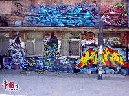 Das Kunstareal 798 liegt an der östlichen Jiuxianqiao Straße an der Dashanzi Ausfahrt des Flughafenzubringers. Es ist das extravaganteste, kreativste Industriegelände in Beijing und zieht viele lokale sowie internationale Touristen und Persönlichkeiten an. [Foto von Zhang Xiaobo] 