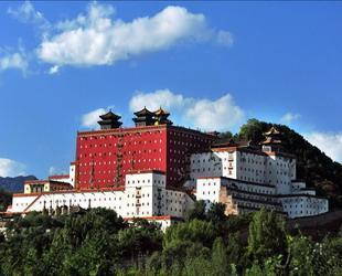 Chengde ist eine Präfektur-Stadt in der chinesischen Provinz Hebei, nordöstlich von Beijing. Sie ist vor allem als Gebirgserholungsort bekannt wegen des riesigen kaiserlichen Gartens, welcher früher von den Kaisern der Qing Dynastie genutzt wurde.