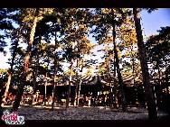 Chengde ist eine Präfektur-Stadt in der chinesischen Provinz Hebei, nordöstlich von Beijing. Sie ist vor allem als Gebirgserholungsort bekannt wegen des riesigen kaiserlichen Gartens, welcher früher von den Kaisern der Qing Dynastie genutzt wurde. Im Stadtzentrum leben derzeit rund 450.000 Einwohner. [Foto von Jia Yunlong]