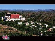 Chengde ist eine Präfektur-Stadt in der chinesischen Provinz Hebei, nordöstlich von Beijing. Sie ist vor allem als Gebirgserholungsort bekannt wegen des riesigen kaiserlichen Gartens, welcher früher von den Kaisern der Qing Dynastie genutzt wurde. Im Stadtzentrum leben derzeit rund 450.000 Einwohner. [Foto von Jia Yunlong]