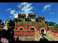 Chengde ist eine Präfektur-Stadt in der chinesischen Provinz Hebei, nordöstlich von Beijing. Sie ist vor allem als Gebirgserholungsort bekannt wegen des riesigen kaiserlichen Gartens, welcher früher von den Kaisern der Qing Dynastie genutzt wurde. Im Stadtzentrum leben derzeit rund 450.000 Einwohner. [Foto von Jia Yunlong]
