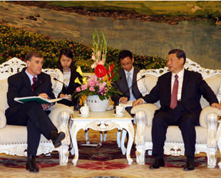 Der chinesische Vizepräsident Xi Jinping trifft den Präsidenten des Australischen Senats John Hogg in Beijing. Beider Länder wollen die bilateralen Verbindungen auf einen neuen Höhepunkt hieven.