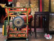 Den Panjiayuan-Markt gibt es seit 1992. Er ist mittlerweile zu einem Markt für antike Kunst geworden, auf dem man die alte chinesische Volkskultur selbst erleben kann. Der heutige Antikmarkt Panjiayuan ist nicht mehr einfach nur ein Ortsname, sondern neben der Großen Mauer und der Peking-Ente die Visitenkarte von Beijing. 