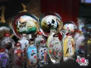 Den Panjiayuan-Markt gibt es seit 1992. Er ist mittlerweile zu einem Markt für antike Kunst geworden, auf dem man die alte chinesische Volkskultur selbst erleben kann. Der heutige Antikmarkt Panjiayuan ist nicht mehr einfach nur ein Ortsname, sondern neben der Großen Mauer und der Peking-Ente die Visitenkarte von Beijing.