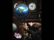 Den Panjiayuan-Markt gibt es seit 1992. Er ist mittlerweile zu einem Markt für antike Kunst geworden, auf dem man die alte chinesische Volkskultur selbst erleben kann. Der heutige Antikmarkt Panjiayuan ist nicht mehr einfach nur ein Ortsname, sondern neben der Großen Mauer und der Peking-Ente die Visitenkarte von Beijing.
