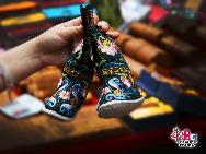 Den Panjiayuan-Markt gibt es seit 1992. Er ist mittlerweile zu einem Markt für antike Kunst geworden, auf dem man die alte chinesische Volkskultur selbst erleben kann. Der heutige Antikmarkt Panjiayuan ist nicht mehr einfach nur ein Ortsname, sondern neben der Großen Mauer und der Peking-Ente die Visitenkarte von Beijing.