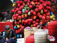 Den Panjiayuan-Markt gibt es seit 1992. Er ist mittlerweile zu einem Markt für antike Kunst geworden, auf dem man die alte chinesische Volkskultur selbst erleben kann. Der heutige Antikmarkt Panjiayuan ist nicht mehr einfach nur ein Ortsname, sondern neben der Großen Mauer und der Peking-Ente die Visitenkarte von Beijing.