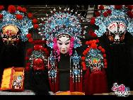 Den Panjiayuan-Markt gibt es seit 1992. Er ist mittlerweile zu einem Markt für antike Kunst geworden, auf dem man die alte chinesische Volkskultur selbst erleben kann. Der heutige Antikmarkt Panjiayuan ist nicht mehr einfach nur ein Ortsname, sondern neben der Großen Mauer und der Peking-Ente die Visitenkarte von Beijing.