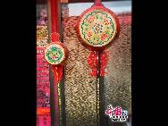 Den Panjiayuan-Markt gibt es seit 1992. Er ist mittlerweile zu einem Markt für antike Kunst geworden, auf dem man die alte chinesische Volkskultur selbst erleben kann. Der heutige Antikmarkt Panjiayuan ist nicht mehr einfach nur ein Ortsname, sondern neben der Großen Mauer und der Peking-Ente die Visitenkarte von Beijing.