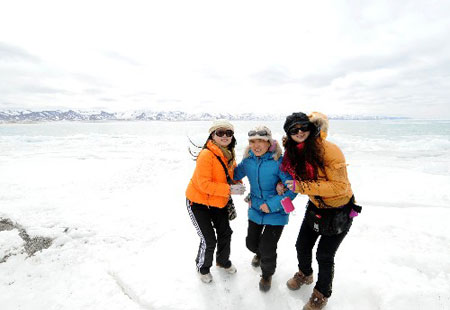Das Foto vom 31. Januar 2009 zeigt Touristen, wie sie sich am zugeforenen Basongtso-See in der Präketur Nyingchi in der Provinz Tibet amüsieren.(Xinhua Photo]