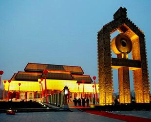 Das erste chinesische Schriften-Museum wurde am Montag in Anyang eröffnet. In dieser kleinen Stadt in der Provinz Henan, die einst die Hauptstadt der Yin-Dynastie war, sind zahlreiche Orakelknochenstücke mit chinesischer Urschrift ausgegraben worden.