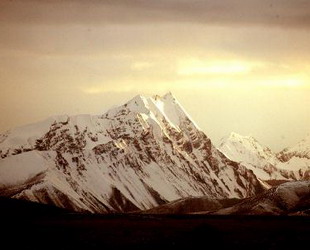 Von drei Seiten von hohen Bergrücken umgeben, habe das Hochland bereits zahlreiche Forscher und Extrembergsteiger angezogen. Bis zum heutigen Tage sei es eine Herausforderung für Wissenschaftler, da einige Rätsel bis heute ungelöst blieben.