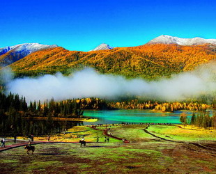 Der kurze Herbst scheint in Kanas wertvoller und charmanter zu sein als anderswo in China. Kanas im nordwestchinesischen Autonomen Uigurengebiet Xinjiang ist berühmt für seine mysteriöse und fantastische wilde Landschaft und besonders für seinen legendären See.