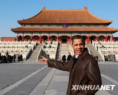 Obama gönnte sich daher gestern eine Pause von seiner diplomatischen Mission in Asien, um 50 Minuten in der Verbotenen Stadt, die auch als Palastmuseum bekannt ist, zu verbringen.