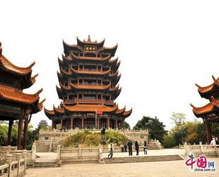 Der Turms des Gelben Kranich liegt in Sheshan(Schlangenberg) in Wuhan, Provinz Hubei. Er genießt den Ruf, die 'schönste Ansicht unter dem Himmel' zu sein. Er ist einer der bekanntesten Türme südlich des Yangtses.
