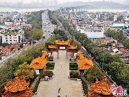 Seine kulturelle Bedeutung hat dazu geführt, dass er ein Symbol für den Tourismus in der Stadt Wuhan wurde. Vom Turm aus können Besucher sich an einer großartigen Aussicht auf den Yangtse-Fluss ergötzen. Der Turms des Gelben Kranich gilt als einer der vier großen Türme Chinas. [Fotos von Jia Yunlong]