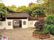 Seine kulturelle Bedeutung hat dazu geführt, dass er ein Symbol für den Tourismus in der Stadt Wuhan wurde. Vom Turm aus können Besucher sich an einer großartigen Aussicht auf den Yangtse-Fluss ergötzen. Der Turms des Gelben Kranich gilt als einer der vier großen Türme Chinas. [Fotos von Jia Yunlong]