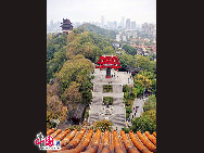 Seine kulturelle Bedeutung hat dazu geführt, dass er ein Symbol für den Tourismus in der Stadt Wuhan wurde. Vom Turm aus können Besucher sich an einer großartigen Aussicht auf den Yangtse-Fluss ergötzen. Der Turms des Gelben Kranich gilt als einer der vier großen Türme Chinas. [Fotos von Jia Yunlong]